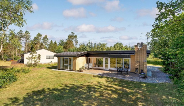 Cozy home in Vesløs with house sea view