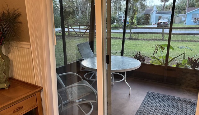 Cozy home in walking distance of a large number of seafood restaurants.