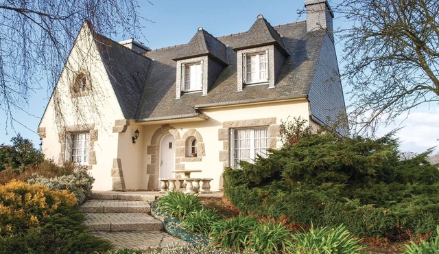 Cozy home in Yvias with WiFi