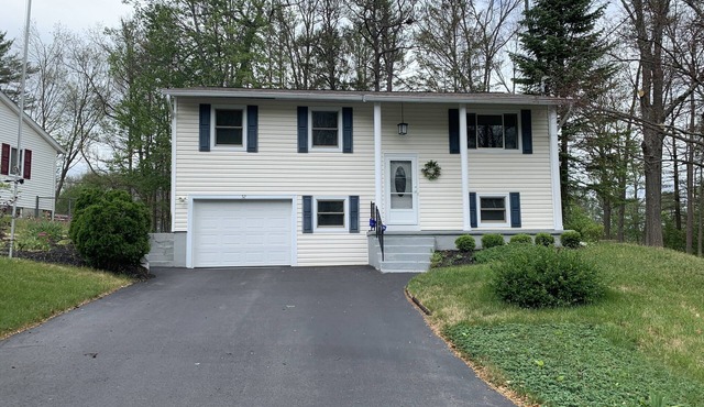 Cozy home just mins away from Saratoga Race course and so much more!