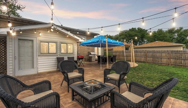 Cozy Home | King Bed | 10P | Metra |Chicago Suburb