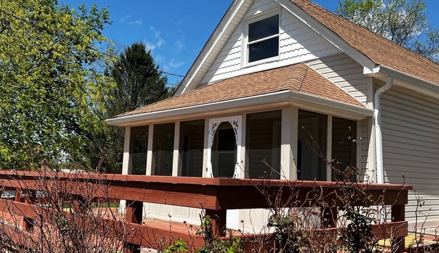 Cozy home located close to Louisville that features 2 separate living areas.