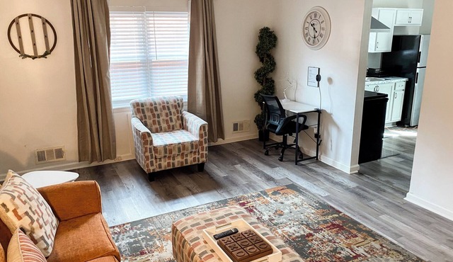 Cozy home minutes away from Airport, Uptown and Downtown