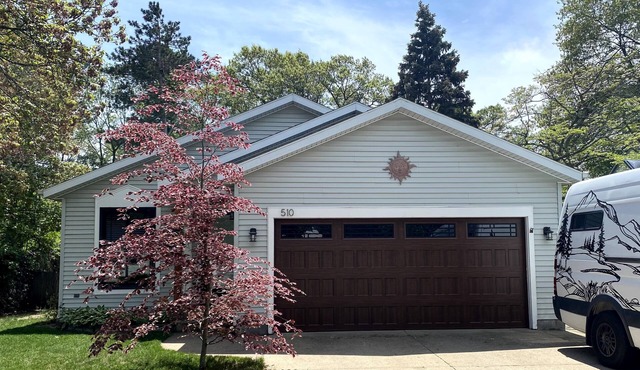 Cozy home, minutes from lakeshore!