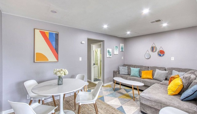 Cozy home minutes from DTW Airport