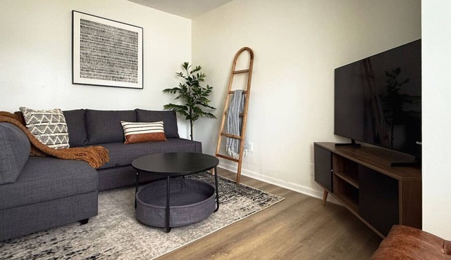Cozy home minutes from DTW Airport