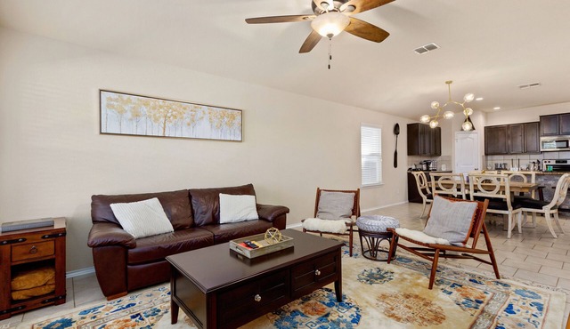 Cozy Home Near AF BMT Lackland, Seaworld, Riverwalk, Six Flags & More
