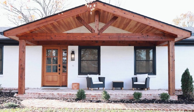 Cozy Home Near Bourbon Trail, & KY Derby, Large Covered Patio, Fenced Backyard