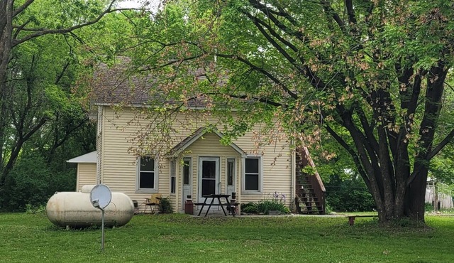 Cozy home near Cedar Lake Speedway and Apple River in New Richmond. Sleeps 7
