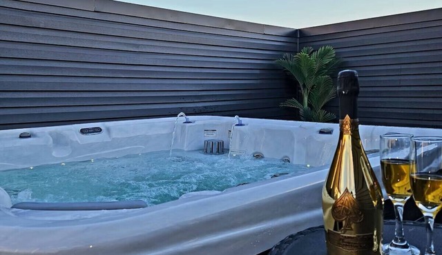 Cozy Home near City Center with Hot tub