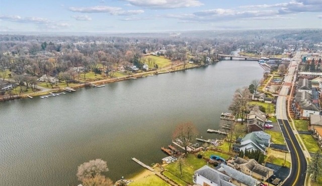 *Cozy home near downtown and fox river*