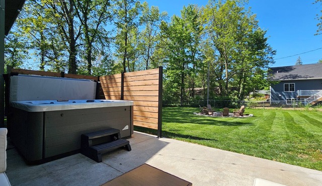 Cozy Home Near DOWNTOWN w/HOT TUB, Fire Pit, Bikes, King Bed, and Full Kitchen