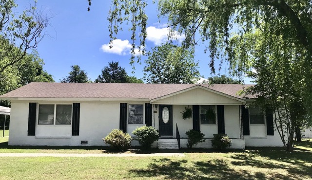 Cozy home near Lake Guntersville, w/boat parking