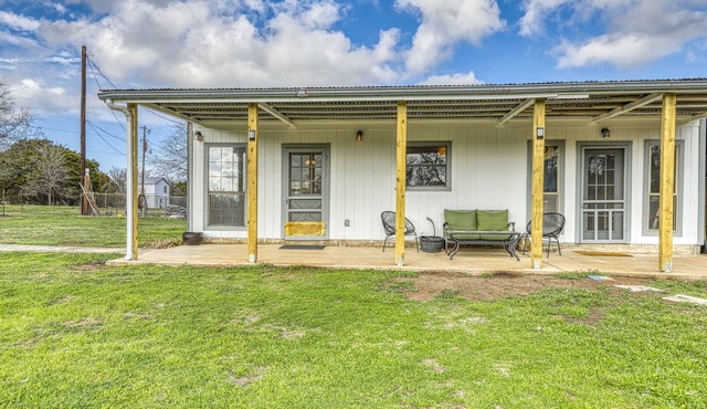 Cozy home near river access with firepit & playground