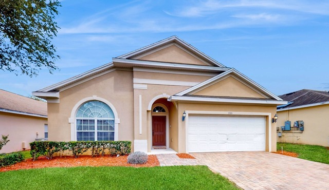 Cozy home near theme parks, WiFi, private pool & W/D, pool table