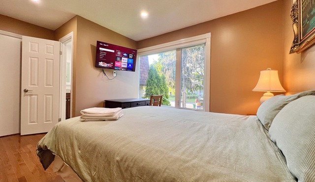 Cozy Home Near Transit & Hillcrest Mall with Free Parking