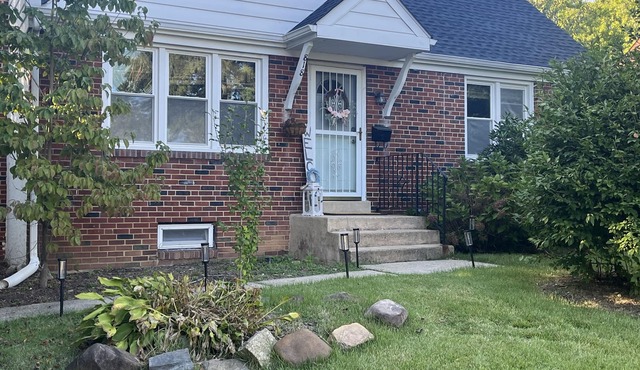 Cozy home near UD Campus and Main Street. Quiet neighborhood, has a fireplace!