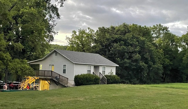 Cozy home nestled right on the White River boat ramp/great fishing.