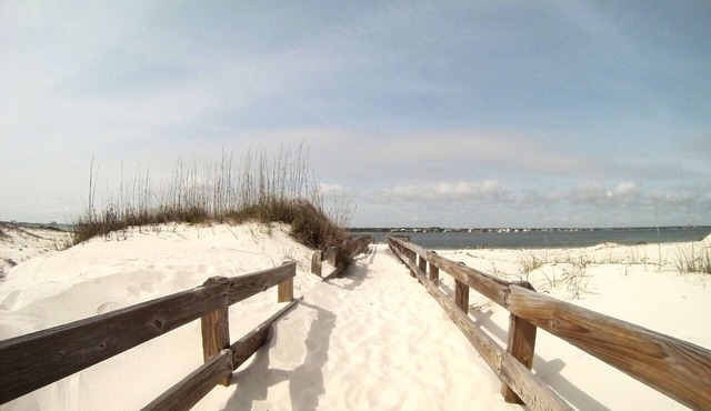 Cozy home on 2 bays, minutes to white sand beaches, shops & great reataurants!