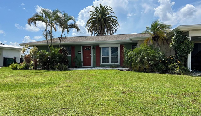 Cozy home on a fresh water canal 2-bedroom house in with high-speed WiFi