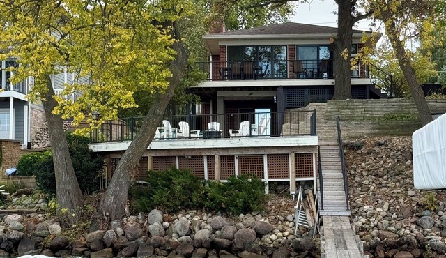 Cozy Home on Clear Lake Minutes from Downtown/City Beach & State Beach