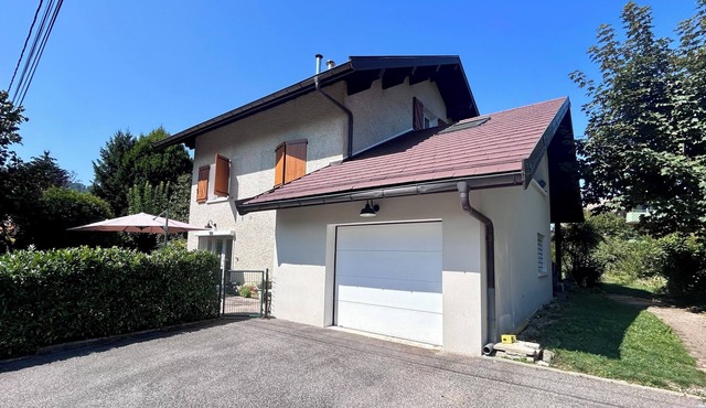 Cozy home on Lake Annecy - walking distance to the beach, private garden, wood-burning stove & mountains