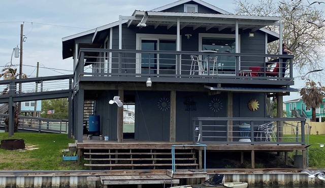 Cozy home on the Galveston bay canal. A perfect family getaway.