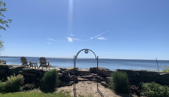 Cozy home on the bay with sand beach and beautiful sunrises!🌅