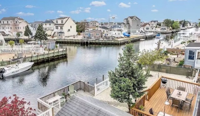 Cozy home on the water. Pet friendly and just a 5 minute drive to LBI beaches!n