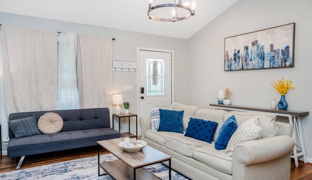 Cozy Home, Perfect for Families! 3 Bedroom with fenced yard/garage storage