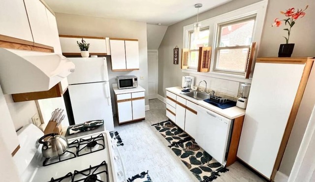 Cozy Home Quiet Neighborhood 10 Min to Downtown