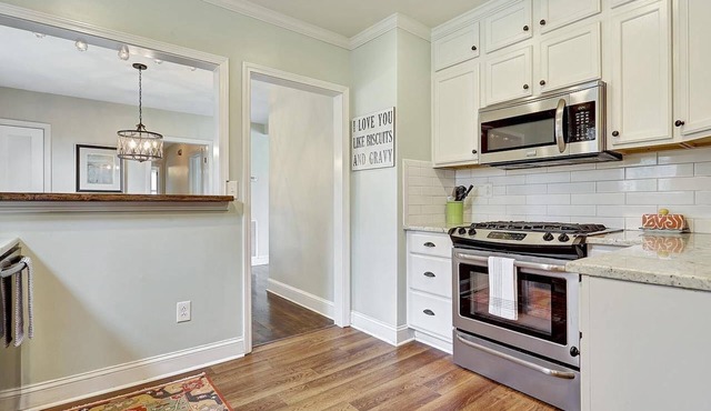 Cozy Home Quiet Neighborhood - 10 minutes to downtown Greenville