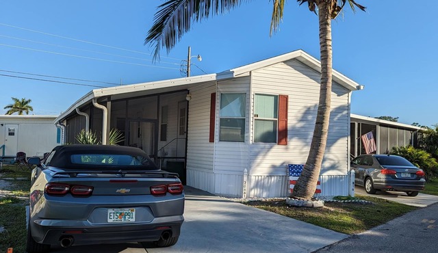 Cozy Home! Right in the heart for Estero. Restaurants, shopping, and beaches!