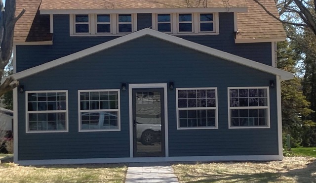 Cozy home, short walk to Crystal Lake