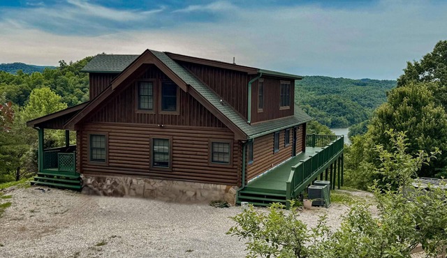 Cozy Home, Sleeps 21・Views・Hot Tub・Large Yard