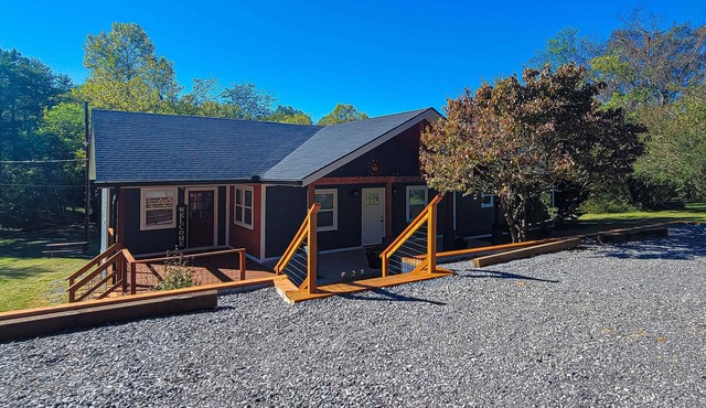 Cozy Home, Sleeps 6, Hot Tub, Fire Pit, Free Ticket