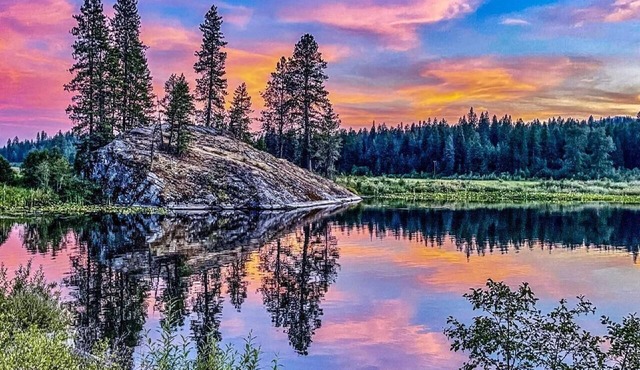 Cozy home, steps from the lake in peaceful Usk with AC, WiFi, easy/free parking