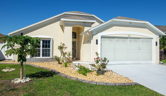 Cozy home steps from Theme Parks & Coast!