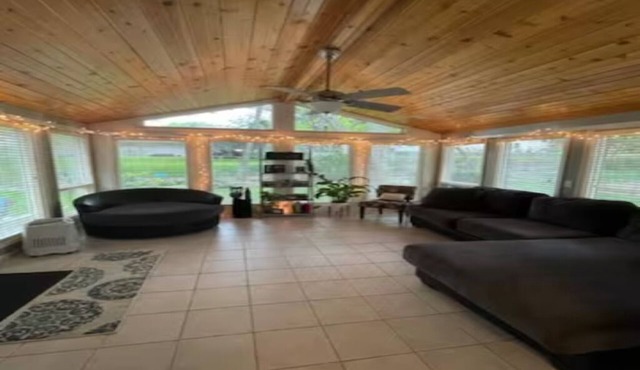 Cozy Home <> Sunroom & 75 in TV