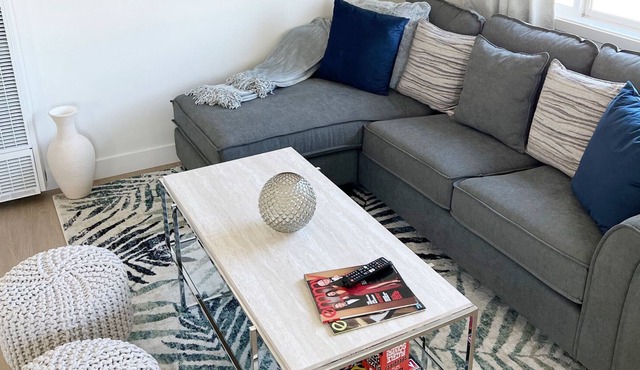 Cozy home that is super close to beaches, restaurants, companies, LAX, FUN!