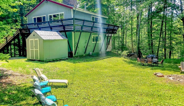 Cozy home tucked away in the mountains with hot tub and fire pit
