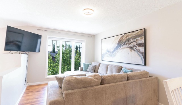 Cozy Home tucked away in Calgary NW. 10 min away from the YYC airport.