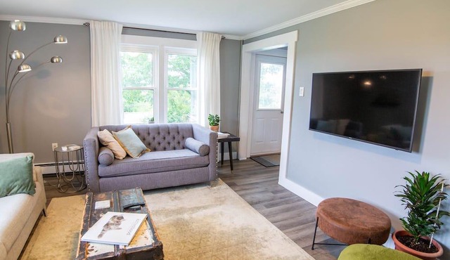 Cozy Home With Hot Tub, Riverside Hikes, Fire Pit, Game Room, Yoga Room & More!