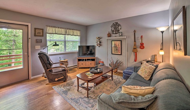 Cozy Home w/ Deck 9 Mi to Shenandoah National Park