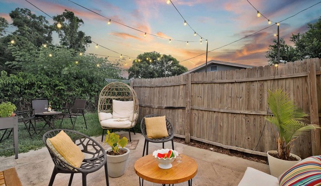 Cozy home w/full kitchen & work space