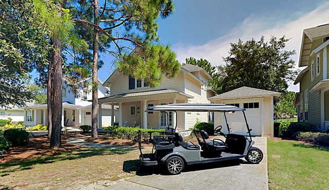Cozy home w/lakefront porch, fairway views & golf cart - shared pool & hot tub