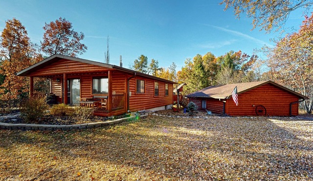 Cozy Home w/Mini bar, Pool Table, Gas grill, Fire pit, WIFI, & Lake Views