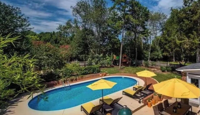 Cozy Home w/POOL + CHEFS kitchen