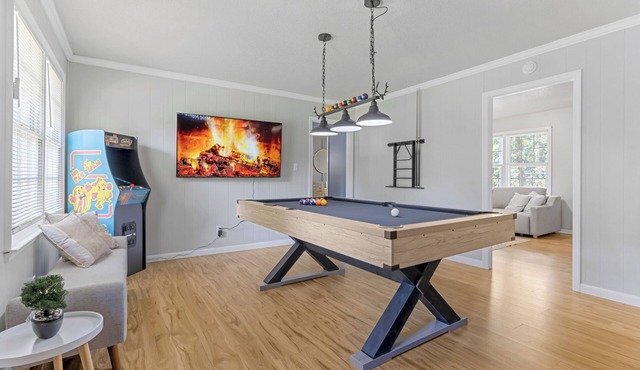 Cozy Home w/Pool Table, Arcade & Firepit