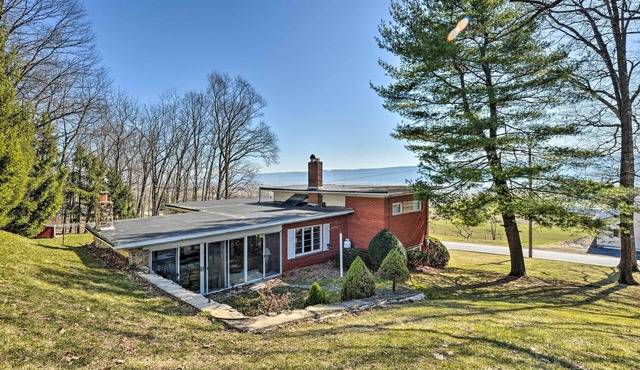 Cozy Home w/Private Patio & Views, Hiking On-Site